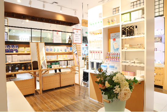 狐狸小妖国际化妆品进口美妆加盟店