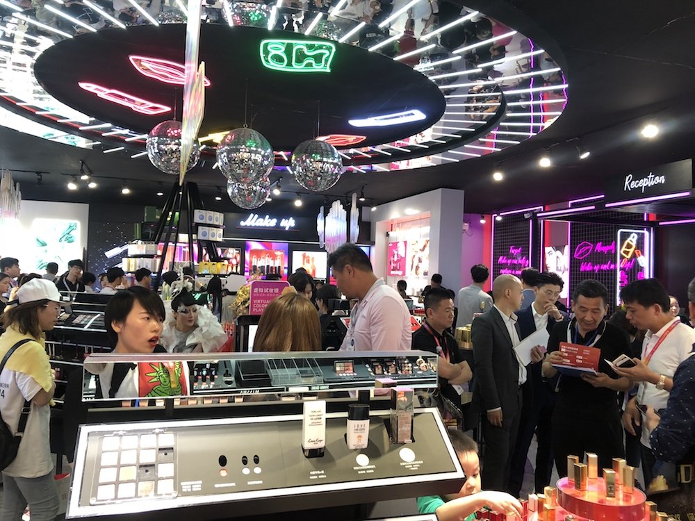 狐狸小妖美博会展馆内厅彩妆板块