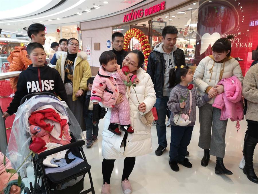 现场来宾们亲身体验