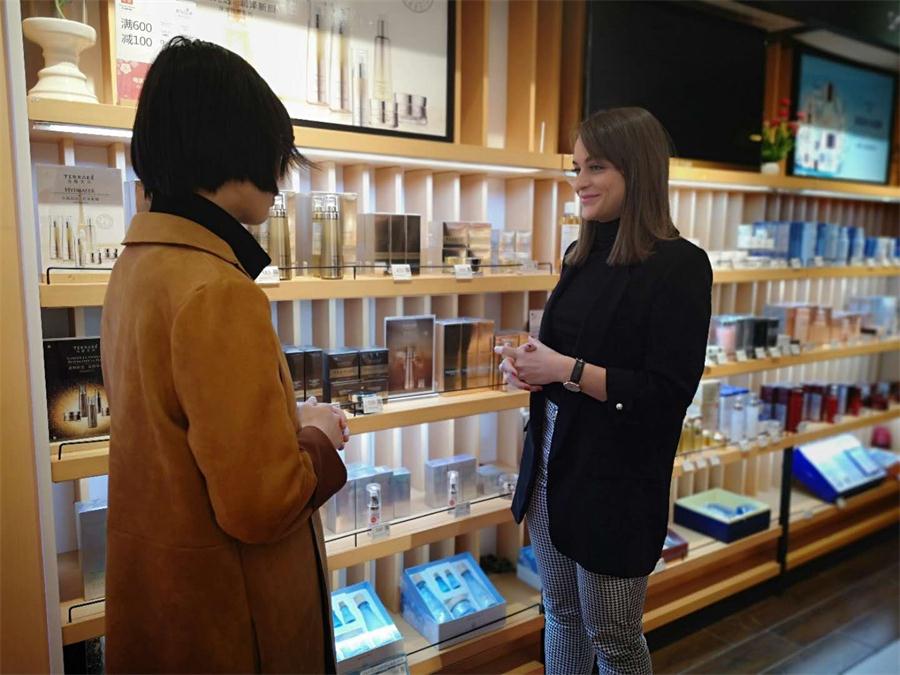 美容专家伊莲娜女士介绍法国天芮化妆品