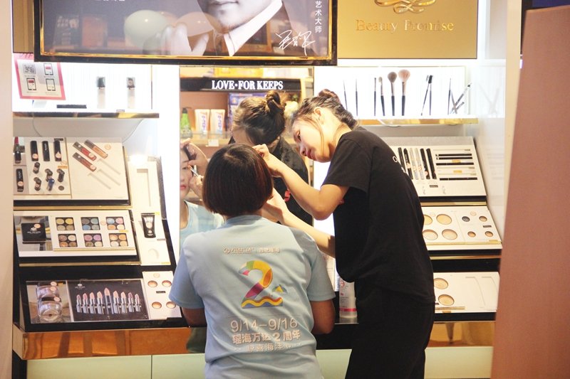 狐狸小妖门店内免费为顾客化妆