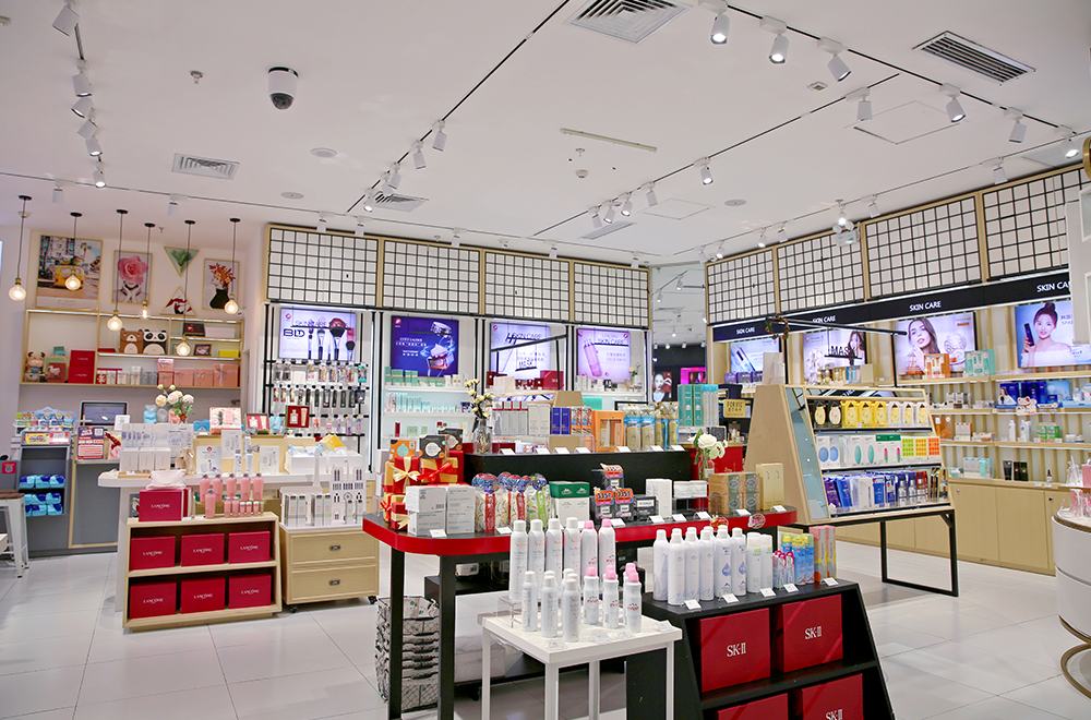 进口化妆品美妆加盟怎么样？狐狸小妖美妆集合店用实力告诉你