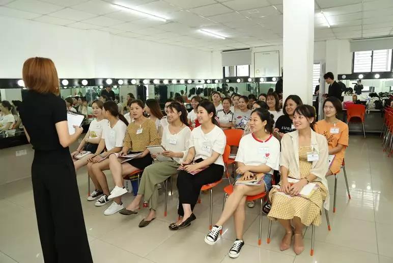 毛戈平学院校长隆重接待狐狸小妖学员