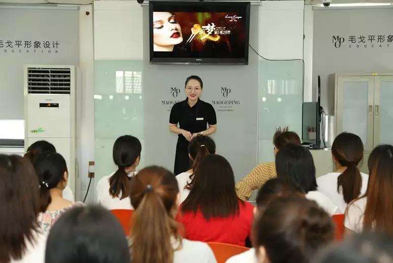 毛戈平学院隆重接待狐狸小妖学员