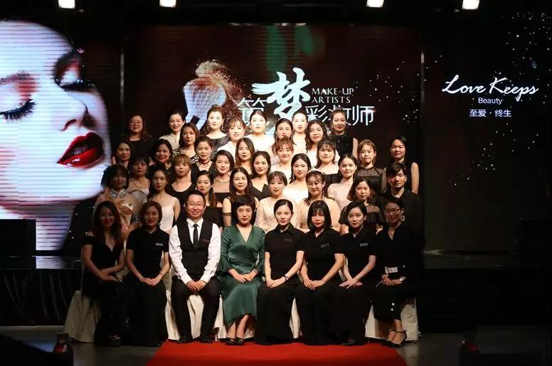 狐狸小妖学员在毛戈平学院学成结业合影