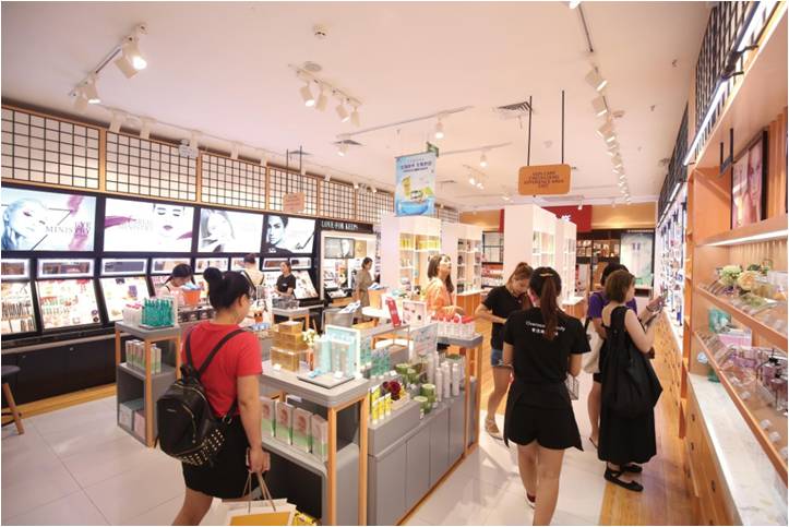 狐狸小妖提醒您：街边小店的进口美妆大牌假货多 正规连锁卖场更可靠